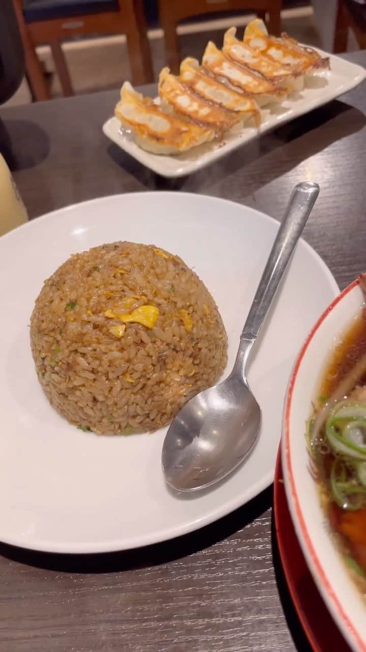 内間政成のインスタグラム：「#新福菜館 #中華そば #ヤキメシ #餃子 #ただ食べてるだけの動画」