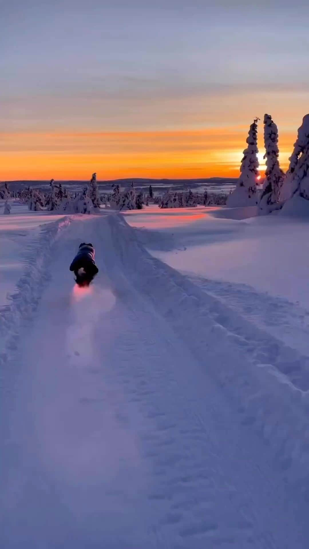 Awesome Wonderful Natureのインスタグラム：「❄️ Skiing into the sunset🌅  🎥 by @jeanette.s.haland」