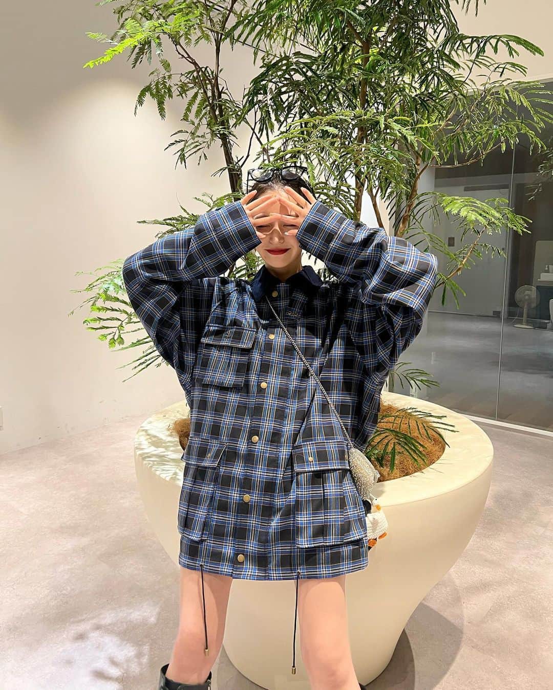 のインスタグラム：「何が入るんってくらいの小さいバッグがここ数年のマイブーム🦕💙」