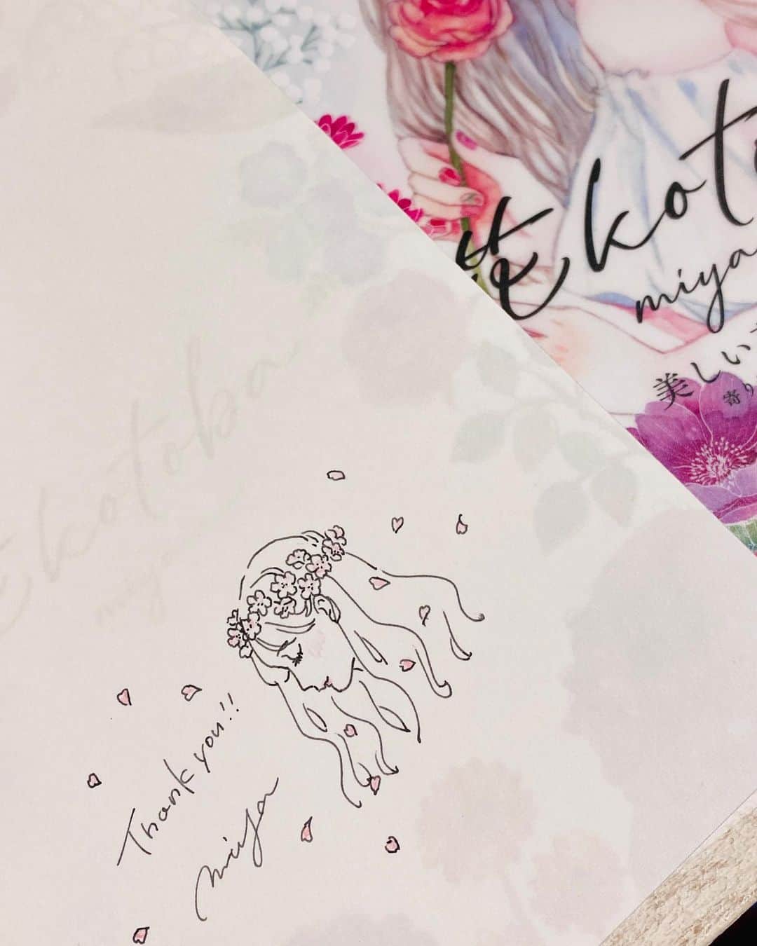 miya(ミヤマアユミ)さんのインスタグラム写真 - (miya(ミヤマアユミ)Instagram)「チューリップ🌷 『 花kotoba 美しい花と女の子寄り添う花言葉画集』より  東京駅直結の丸善丸の内本店様に #花kotoba🌸 のサイン本と色紙が入荷しました📚 再入荷分のイラストは桜に合わせてピンク色のインクで描きました🌸(黒い線画のサイン本は既に完売しています)  今回は沢山描いたのですぐには無くならないと思います。  #東京駅から春を感じよう では明日まで、ポストカードプレゼント企画も開催中ですので、合わせてお手に取って頂けましたら嬉しいです。  詳細は「TOKYO STATION CITY」Webサイトをご確認ください。 http://www.tokyostationcity.com/news/20230322140000/  出展中の「桜 Exhibition 2023」本日の発表でAdobe賞を受賞させて頂きました。 賞を頂けると思っていなかったのでとても光栄です。  明日まで受賞作品展が開催されています🌸展示作品の桜のポスターはWebからもご購入頂けます。 https://sakuraexhibition.com/profile_943  お知らせばかりですみません。気になる物がありましたらよろしくお願い致します🌷  #チューリップ #tulips #桜Ex2023 #シースルー  #桜 #さくら #サクラ #spring #東京駅 #artwork #watercolor #水彩 #透明水彩 #art #illust #illustration #draw #illustrator #イラスト #イラストレーター #手描き #アナログイラスト #花 #flower #flowers #ファッション #fashion #ファッションイラスト」4月8日 21時32分 - miya78pic