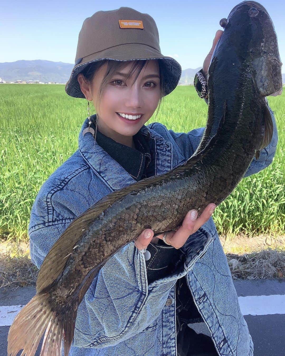 KANAのインスタグラム：「雷魚開幕戦。 佐賀県神県到来。  大好きな佐賀💓  らい様💓 ありがとう💓  80アップとどかず⤴️😭🙌  大好きな釣り😘らい様ありがとう💓  着用アイテム↓ @o.s.p_switch_on  新作ハット💓  裏地が可愛い&私好みのカラー。 毎回新作可愛いし素材が安くないのでおすすめブランドさんです^ ^ #雷魚 #雷魚釣り #雷魚開幕 #雷魚ロッド #雷魚が好きすぎる人と繋がりたい #カムルチー #バーブレス #バーブレスフック #釣り好き #クリーク #ラッティーツイスター #フロッグ #フィッシング #fishing #fish #釣り女子 #釣りスタグラム#釣りガール」