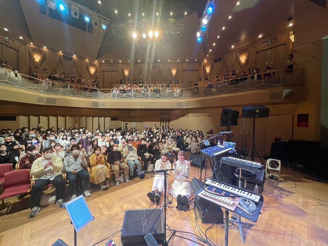 新津由衣さんのインスタグラム写真 - (新津由衣Instagram)「RYTHEMふたりツアー 大阪公演ありがとうございました🙏✨  会場全体で巨大バンドを組んだみたいな一体感！ 最高に楽しかった〜 一緒に作ってくれてありがとう！  早くもまたみんなに会いたいです❣️  今日はホールの響きもとても心地よくて、歌声のツヤツヤキラキラしたところを、より表現しやすかったです。  ツアー中、実は会場によってマイクを変えてみているんです。 その日その場所の、最高の歌声をお届けできるように。 試行錯誤しながら見つけていくのがとても楽しいです✨💎  #RYTHEM #ツアーは残すところあと3会場」4月8日 21時34分 - neatsyui