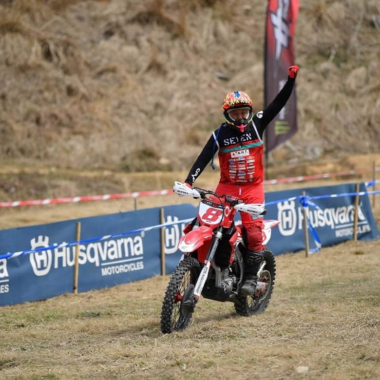成田亮のインスタグラム：「お知らせがありまーす❣️  ✨スポーツ安全保険加入のお知らせ✨  成田亮ライディングスクール、イベントでの万が一のケガに備え、2023年度スポーツ安全保険を準備しました。  ライディングスクールの他、オフランドKHC様・モトパークHRT様・オートランド秋田様などでのレース・イベント参加時のケガと往復時に起きた事故が対象となります。  ※補償の内容はスポーツ安全保険のホームページをご覧ください。 https://www.sportsanzen.org/hoken/index.html  ●加入期間 2024年3月31日まで 毎月25日まで振込確認できた方の分を翌月1日から補償開始されるよう手続きします。  例：4月25日振込→5月1日保険開始  ●保険料 中学生以下 1000円 64歳以下  2000円 65歳以上 1500円  ●申し込み方法 下記フォームから申し込み後、指定の口座へお振込みください。口座番号はフォームに記載しています。 https://forms.gle/oTDw8X4mrcFwDnz6A  ●問い合わせ先 na.school.info@gmail.com (千葉)」