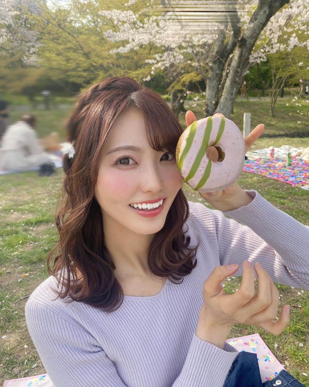 のインスタグラム：「お花見しながらさくらと抹茶のドーナツ食べたんだ〜🍩🌸 ポイントはレジャーシートがウサハナって事です。笑♡♡  今は八重桜がとっても綺麗だから見に行きたいなっ♪♪  #福岡県#お花見#太宰府 #太宰府政庁跡 #桜#桜スイーツ#春コーデ#編み込みアレンジ #ピンクメイク」