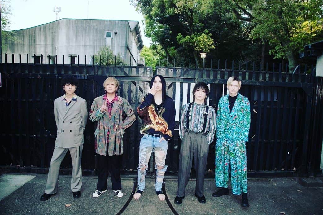 ミヤ のインスタグラム：「大阪野音ありがとう。野外での鵬翼はやはりマッチングが良かった。たまに飛んでくる鳥も、風に揺れる木々も、どこまでも飛んでゆくような音の飛び方も。寒かったけど。。次は地元水戸だ！ #mucc #mucc25th #indiespolish #shleeepolish」