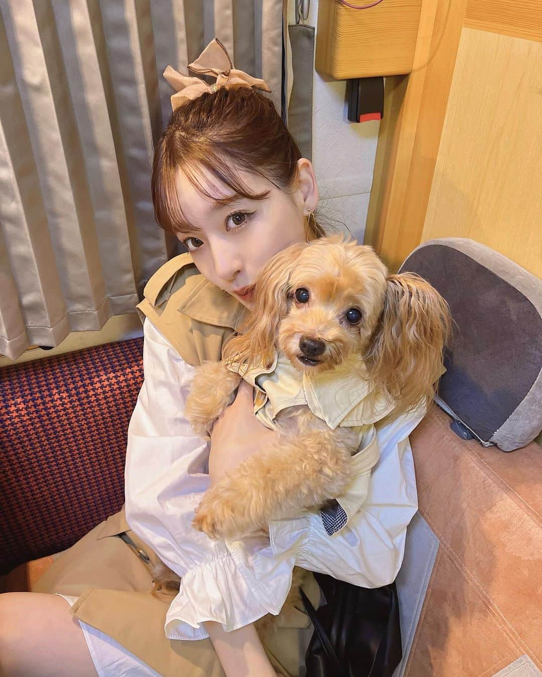 のインスタグラム：「LIFESTYLE with DOGS 横浜 お越しいただいた皆様ありがとうございました🐶  ダッフィーくんと全身SHEINでリンクコーデ！！  愛犬ちゃんと初めてのお仕事 一生忘れられない日になりました🥺。  たのしかったー！！  SHEINで使えるクーポンコード【LWD23】で 最大20%オフになるよ！  #shein #lwdwithshein #sheinコーデ」