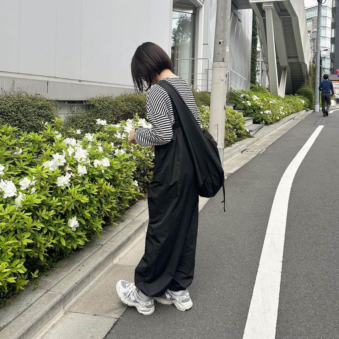 tarouのインスタグラム：「昨日のコーデ〰︎✍🏻💭    春といえばボーダ🦓.ᐟ.ᐟ  ストライプシャツはよく着るのに ボーダートップス1枚も持ってない…！？ と気付いて購入しました😶🤍  この首元開きめなデザインがかわちい🫶🏻   amr.のデニムジャケットも IROHANIのパンツもバッグも全部最高なの😚  バッグ 販売するか悩んでたから １回お試しで使ってみたんだけど 荷物沢山入るし雨は撥水するしで これは販売決定です🤝🏻🤝🏻  多分6月頃になるかな…？💭    outer： @amr__official_  tops： @selectmoca  pants： @irohani.official  bag： @irohani.official  shoes： @newbalance      #春コーデ #ブラックコーデ #モノトーンコーデ  #カジュアルコーデ #ゆるコーデ #低身長コーデ  #スニーカーコーデ #おでかけコーデ #カフェ巡り  #プチプラコーデ #zozotown購入品 #デニムジャケット」