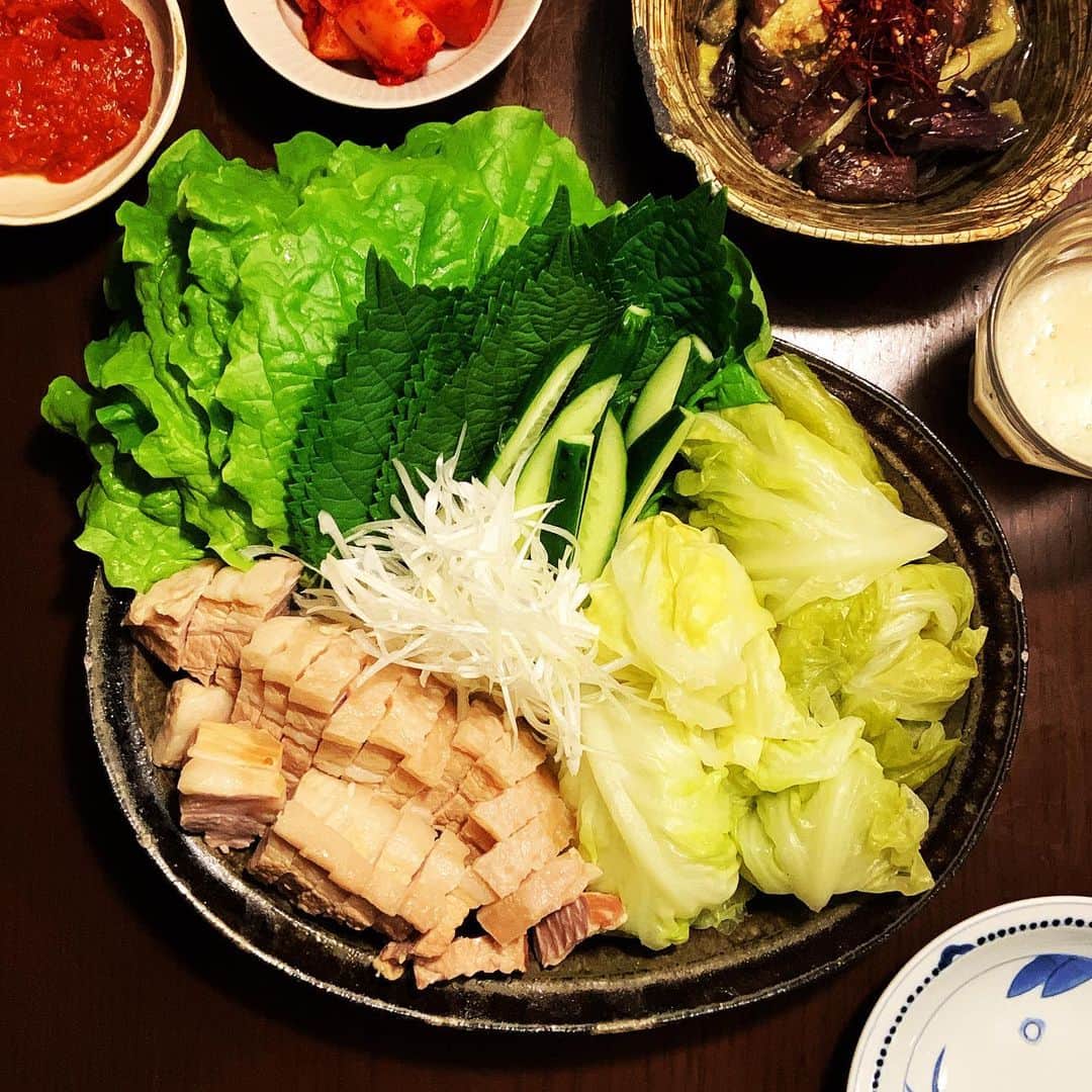 志摩有子さんのインスタグラム写真 - (志摩有子Instagram)「韓国料理を教えてくれている　@spikeandlove ちゃんから韓食のお惣菜をいろいろ分けてもらったので、ポッサムと茄子のナムルを作って大充実のごはんに。ポッサムは圧力鍋を使えばあっという間。 せっかくなので、生マッコリも入手！  #ポッサム #春キャベツ #豚バラレシピ  #圧力鍋はこわくないよ  @meyerjapan_official」4月8日 21時42分 - ariko418