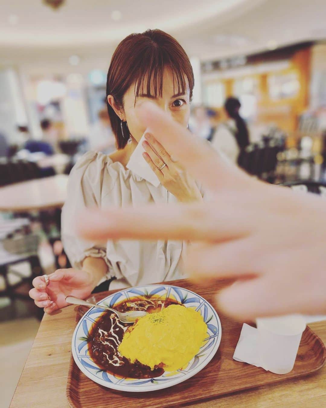畑野ひろ子のインスタグラム：「先日の仕事終わりに、次女も合流してマネージャーとランチ🍴 マネージャーが私にカメラを向けた瞬間、横から次女のピース✌️ ナイスタイミング😂」
