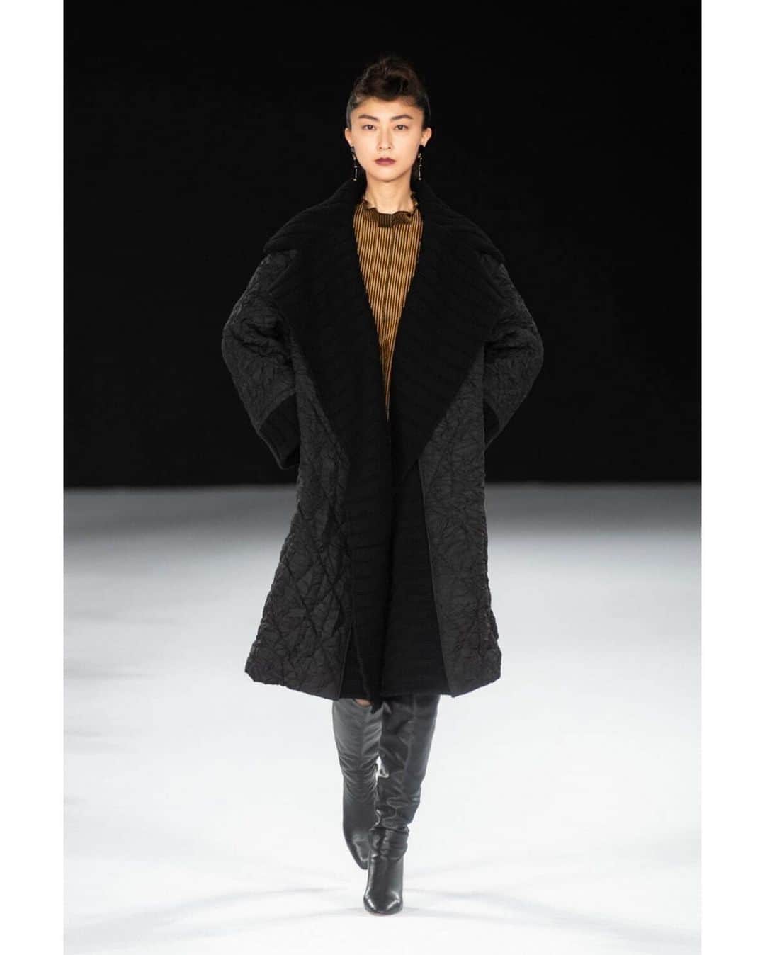 のインスタグラム：「_  JUN ASHIDA 2023-2024AW COLLECTION.  エレガントで重厚感のある空間を 素敵な生演奏に合わせて歩くことができて幸せでした🖤 ありがとうございました🖤  @taeashida  @jun_ashida_official」