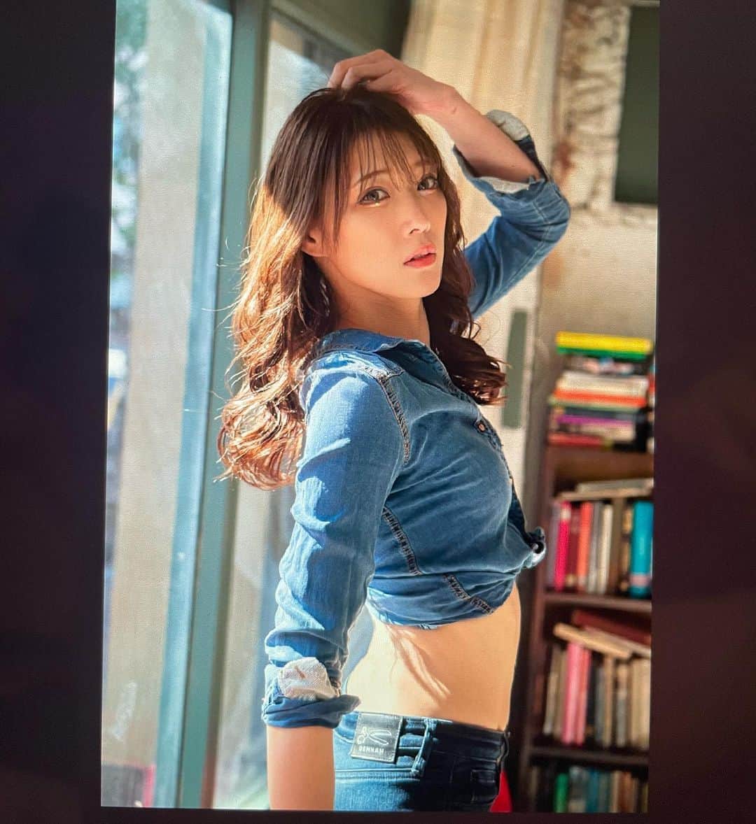 のインスタグラム：「4月のDDTのポートレートはデニム👖的な♡  リングとはまた違うレスラーの姿見れるの楽しいよね☺️  会場、または通販で是非ゲットしておうちに持って帰ってね✨✨  アメリカ遠征で爆食して増量してしまいました🇺🇸🍔  帰国してからはデトックスを意識して、あと少しで元の体重だけど、ボディメンテしたいからしばらく頑張る💪  もちろん、練習やジムは行ってるけど、普段の食事って節制してなかったし、体重も計ってなかったから、現実を知って食べたいもの我慢してみて、自分が食欲の鬼だった事に気づきました👹♡  白いご飯を丼ぶりで食べたい🫠  #ddtpro #prowrestling #prowrestler」