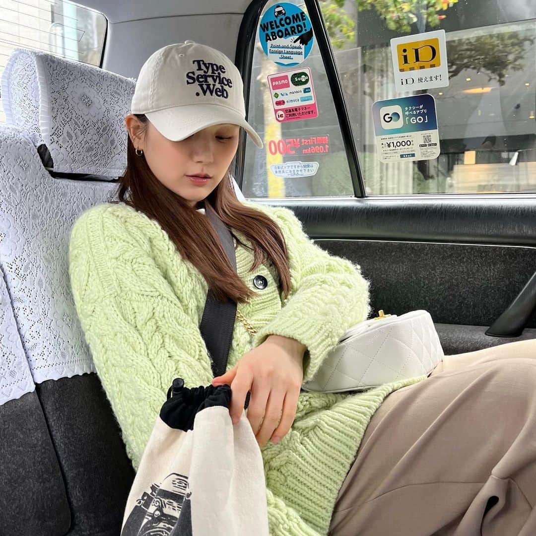 ひよんのインスタグラム：「🧢❤️  最近、前髪を伸ばしてて長さが中途半端だから キャップ被ることが多い💓  この時は @typeservice.web_japan のだよ❤️ 韓国のソンスドンで初めて買ったグリーンと、 ネイビー、ベージュで3色持ってる😍！ デザインも可愛いし形も綺麗だからすっごく重宝してる💓  他のお洋服はタグつけしておくね☺️  #ひよん #ひよん服 #typeservice #コーデ」