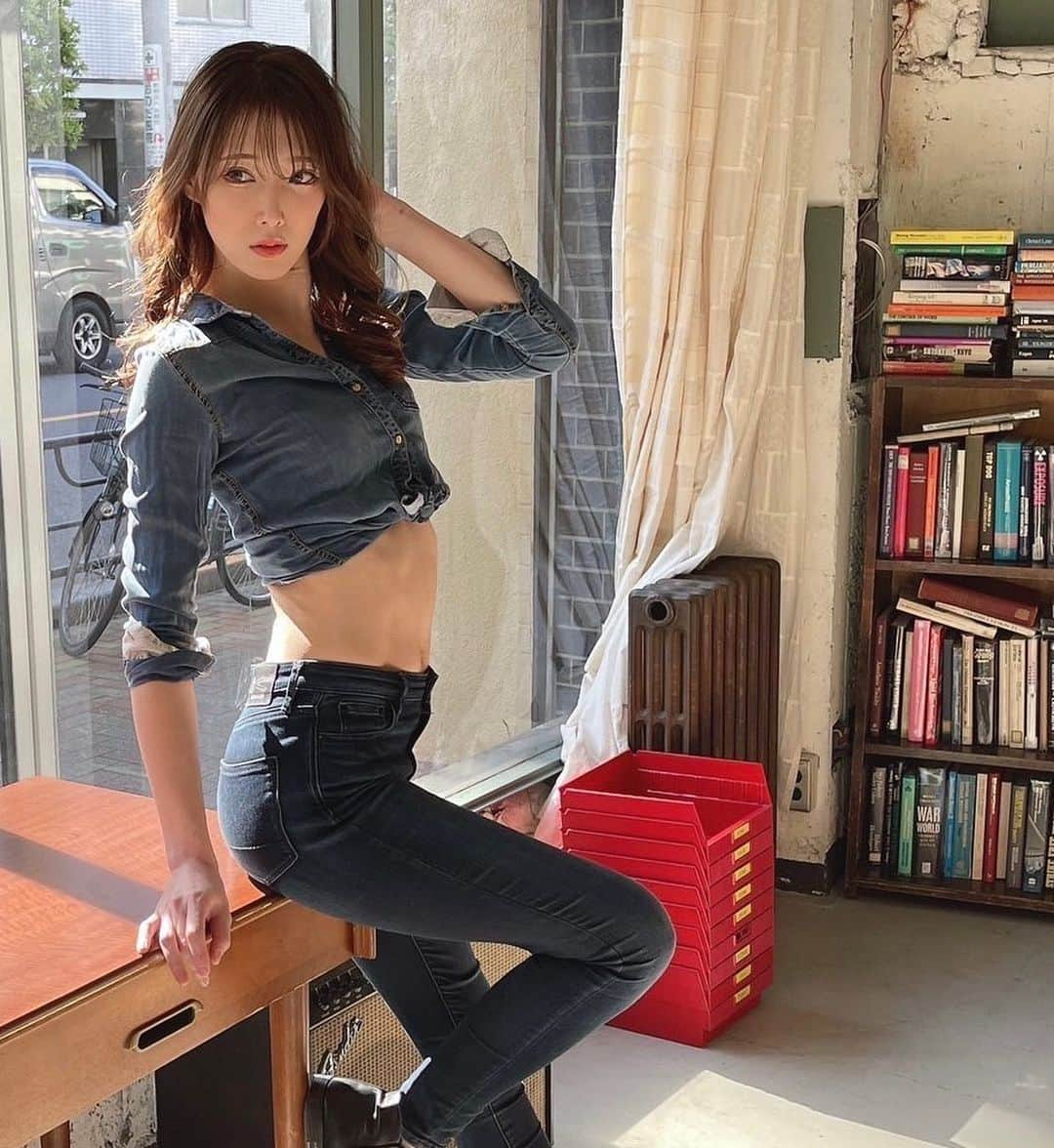 赤井沙希さんのインスタグラム写真 - (赤井沙希Instagram)「4月のDDTのポートレートはデニム👖的な♡  リングとはまた違うレスラーの姿見れるの楽しいよね☺️  会場、または通販で是非ゲットしておうちに持って帰ってね✨✨  アメリカ遠征で爆食して増量してしまいました🇺🇸🍔  帰国してからはデトックスを意識して、あと少しで元の体重だけど、ボディメンテしたいからしばらく頑張る💪  もちろん、練習やジムは行ってるけど、普段の食事って節制してなかったし、体重も計ってなかったから、現実を知って食べたいもの我慢してみて、自分が食欲の鬼だった事に気づきました👹♡  白いご飯を丼ぶりで食べたい🫠  #ddtpro #prowrestling #prowrestler」4月8日 21時52分 - saki__akai