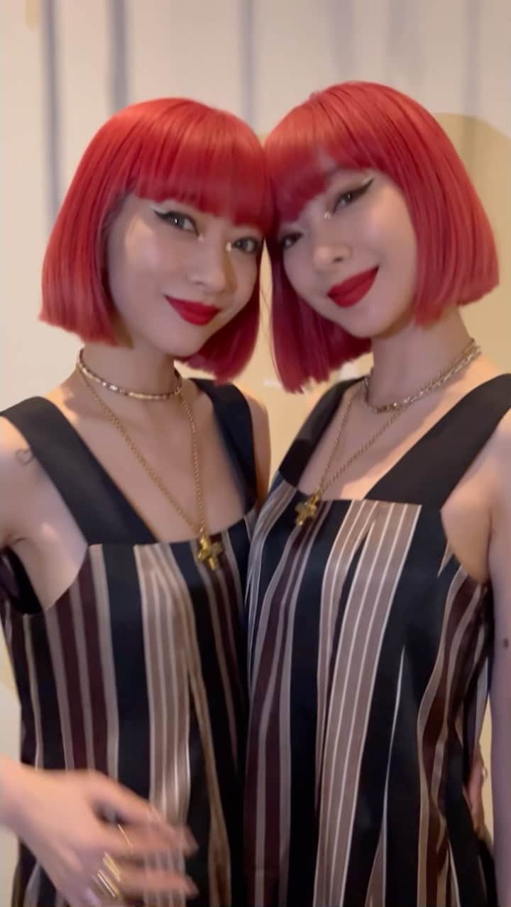 のインスタグラム：「【イベント取材】「ミラ・ショーン」の新ブランド「ミラ ショーン バイ チカ キサダ 」が、ファーストコレクションのローンチを記念したイベントを開催。  パーティーでは、コンテンポラリダンサー 柿崎麻莉子とチェロ奏者 河内ユイコによるセッションを披露した。  会場では #AMIAYA をはじめ、 ダンサーの #MIYU などをキャッチ！  @chikakisada @milaschon_official @milaschon_official  #milaschon#chikakisada#milaschonbychikakisada#fashion#ミラショーン#チカキサダ#ミラショーンバイチカキサダ#ポップアップストア#ファッション#イベント#オリジナルカクテル#ダンサー#ダンス#コンテンポラリーダンス#チェロ」