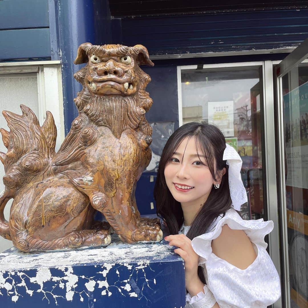 塩野響子のインスタグラム：「⠀シーサーに噛まれた🐲ｶﾞｫｰ」