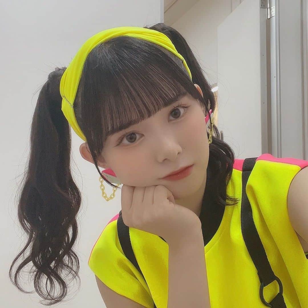 山﨑夢羽のインスタグラム：「． 今日も楽しかったねえん   #BEYOOOOONDS #山﨑夢羽  #コンサート #石川県 #ありがとう  #ツインテール #ウェーブ巻き   #黄色 #ネオン #カレー #うまい」