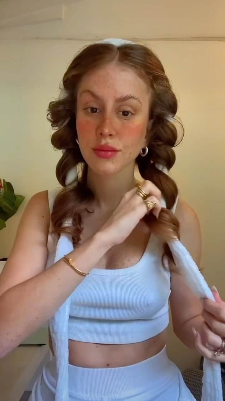 マリ・マリアのインスタグラム：「Bom dia ✨ Minha forma de fazer cachos agora 😭😼」