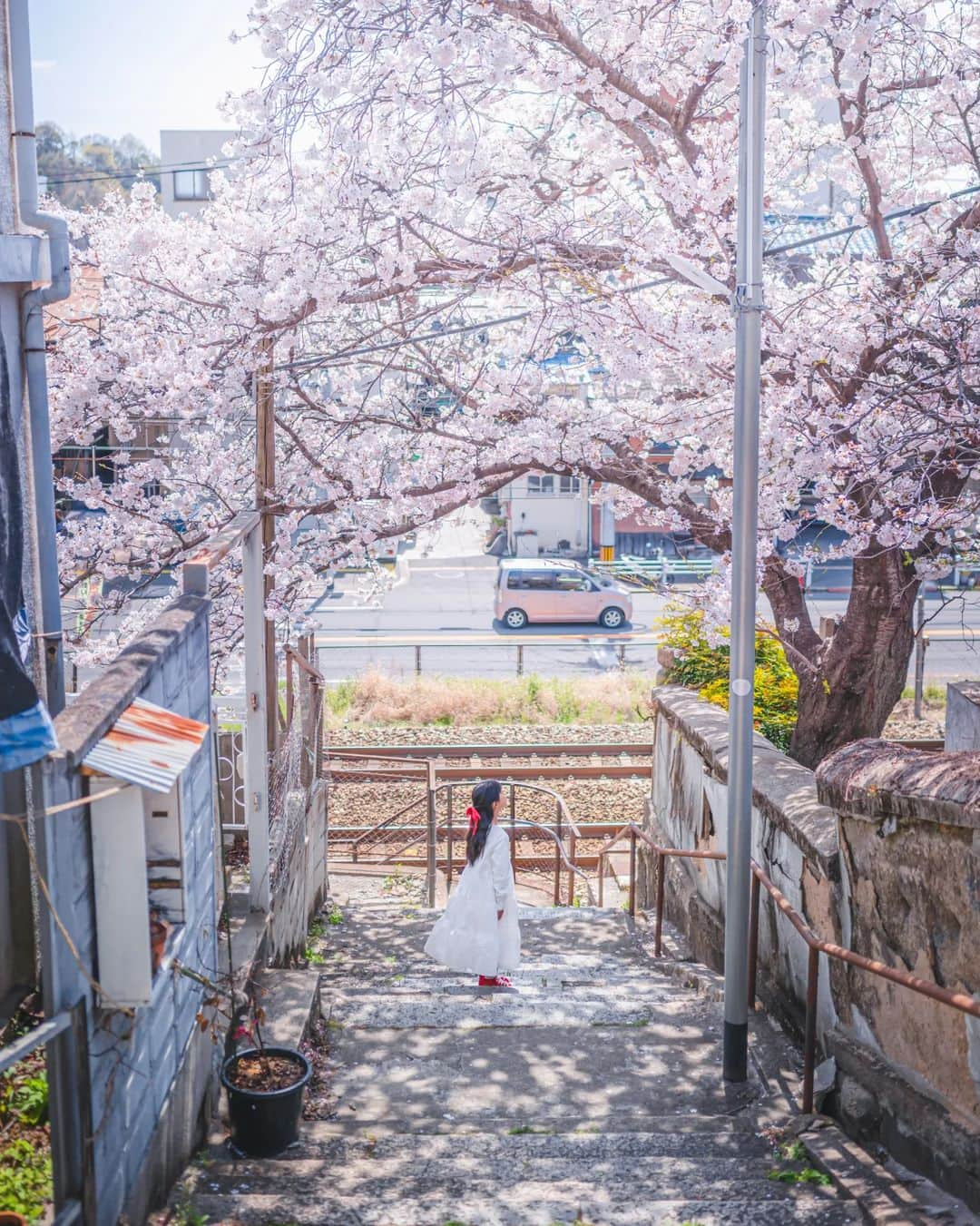 梶原憲之のインスタグラム：「. 春色の尾道。  いい色の車が走ってきてくれました。。  2枚目は千光寺  何度も行きたくなる春の尾道。。  📸Nikon Z6 NIKKOR Z 35mm f/1.8 S NIKKOR Z 14-24mm f/2.8 S  #広島 #尾道#千光寺  #広島県#桜 #photoplusme #team_jp_  #art_of_japan_#桜スポット #japan#東京カメラ部 #photo_jpn #photo_shorttrip  #死ぬまでに行きたい日本の絶景#広島観光#広島旅行#nikoncreators #吉卜力#japantravel #tokyocameraclub#retrip_news #daily_photo_jpn#絶景#ジブリ#지브리#light_nikon  #jalan_travel #japantrip」