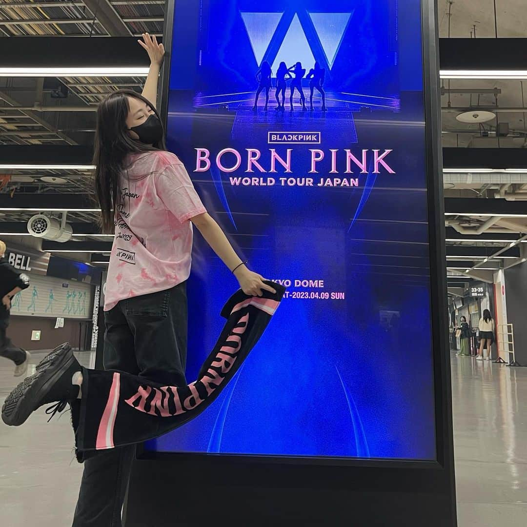 荒井レイラのインスタグラム：「🖤💗BLACK PINK🖤💗 ⁡ 終始可愛すぎてキュン死にしそうになりました❤️‍🩹 ⁡ 瞬く間に夢の時間は過ぎてしまい 大好きな人たちの 大好きな歌とパフォーマンスを間近で見れて とてもとても幸せでした🥹🙏✨ ⁡ 神様ありがとうございますー‼︎‼︎ ⁡ この時代に生きててよかったー！！！ がんばれるー！！！！ ⁡ #blackpink #bornpink」