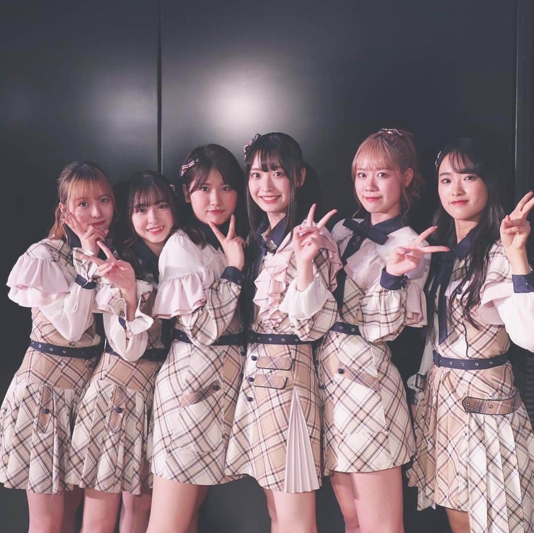 のインスタグラム：「😘 * 中部メンバー💖 9年前とはメンバーがガラリと変わり、 いつの間にか初期メンは1人になっていましたが、 優しくて仲良くしてくれる いい意味で後輩っぽくしないでくれる後輩ちゃんばかりで 同じエリアとして活動できていることか嬉しい😌 本当にたくさんのイベントに一緒に出て イベントが中部メンバーの絆を深めたといっても過言では無い！ ってかいちばん歳上で先輩なのに いちばん背低いってなにごと笑 * #pyonstagram  #AKB48 #チーム8 #チームB #浅井チームB #アイドル #富山 #富山県 #はるpyon #橋本陽菜 #圧倒的橋本陽菜 #橋本陽菜を広める」