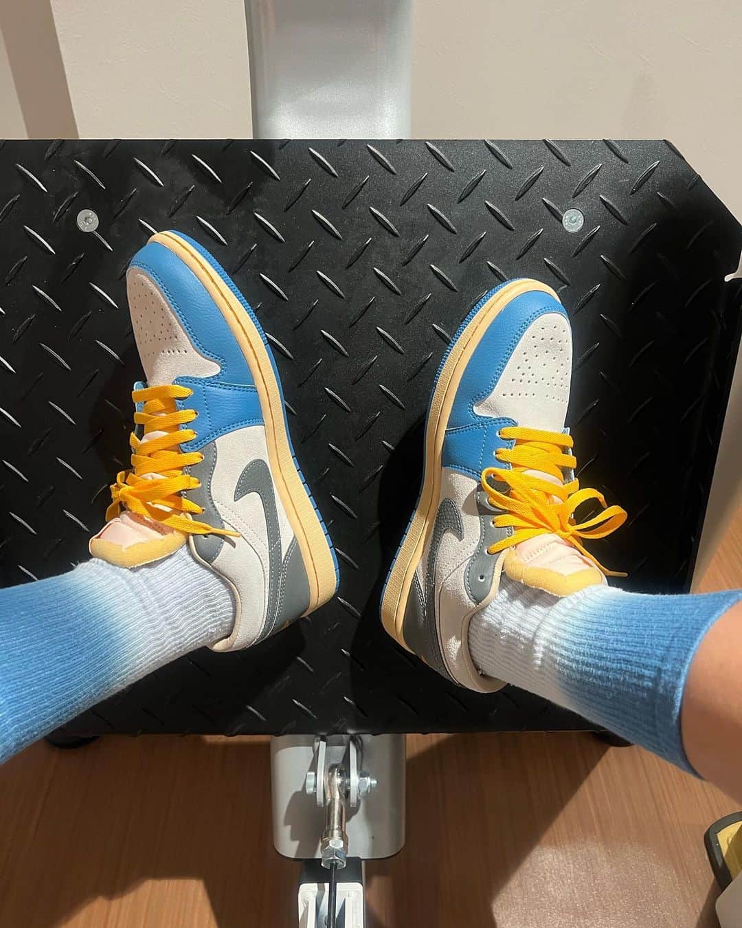 Tadashi Itoのインスタグラム：「🏋️  ちょっとの空き時間で @chocozap_official   月額たったの2980円(税込3278円)で24時間ジム通い放題☑️  セルフエステやセルフ脱毛、ゴルフ練習も使い放題☑️  脚トレして脱毛して帰ろ🚶‍♂️  紹介コード『XE5BCOAN』を[友達紹介のコード入力］の欄に入れて入力するとお得に入会出来ます☑️  4月1日〜5月15日まで入会時にかかる入会金＋事務手数料が無料☑️(紹介コードと併用可能☝️)  この機会によかったら是非☺️  #chocozap #pr #gym #training #fitness #bodymake #nike #チョコザップ #ジム #筋トレ #フィットネス #セルフエステ #chocozap セルフ脱毛」