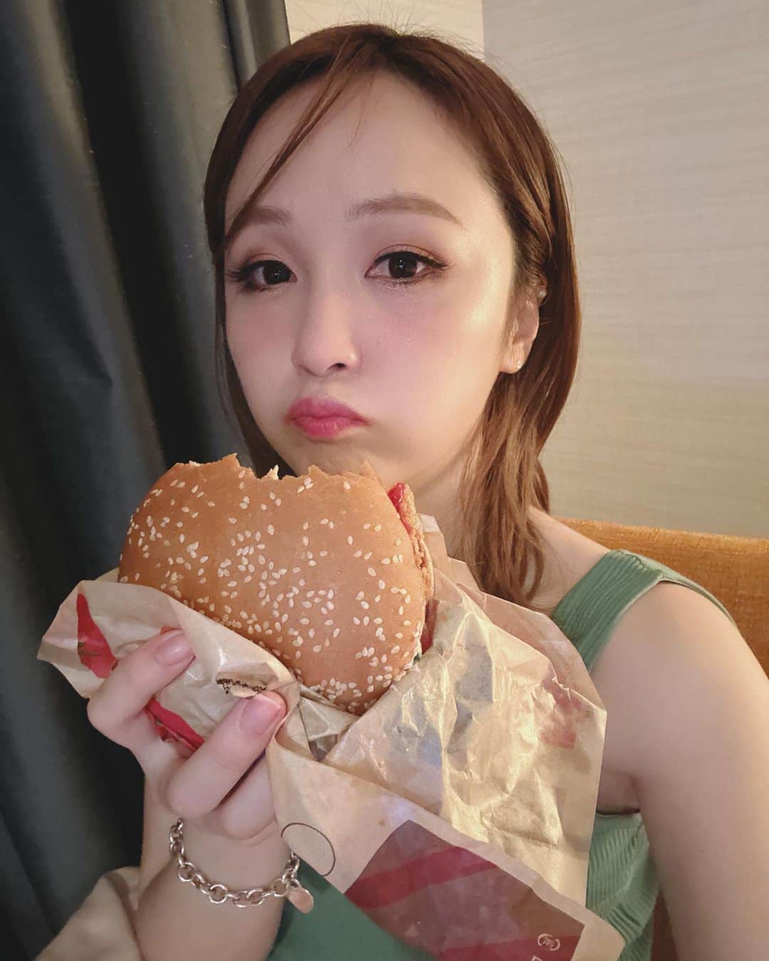 Ami さんのインスタグラム写真 - (Ami Instagram)「舞台メイクのまま、ビッグワッパーに食らいついているタンクトップ女は、私です🙋‍♀️  コメダは東京でしょっちゅう食べてるし、ワッパーは名古屋関係ないけどw  ひつまぶしは、好きな食べ物ベスト10に入ると確信した‼︎  太って東京帰る予定でーす👅  #ジキハイ旅公演 #愛知芸術劇場素敵な劇場でした！ #5階席まで満席😳 #ありがとうございました♡」4月8日 22時01分 - ami_dream05