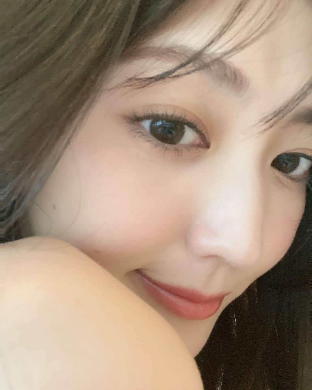 のインスタグラム：「接写🐇(肩めっちゃ日焼けする前)」
