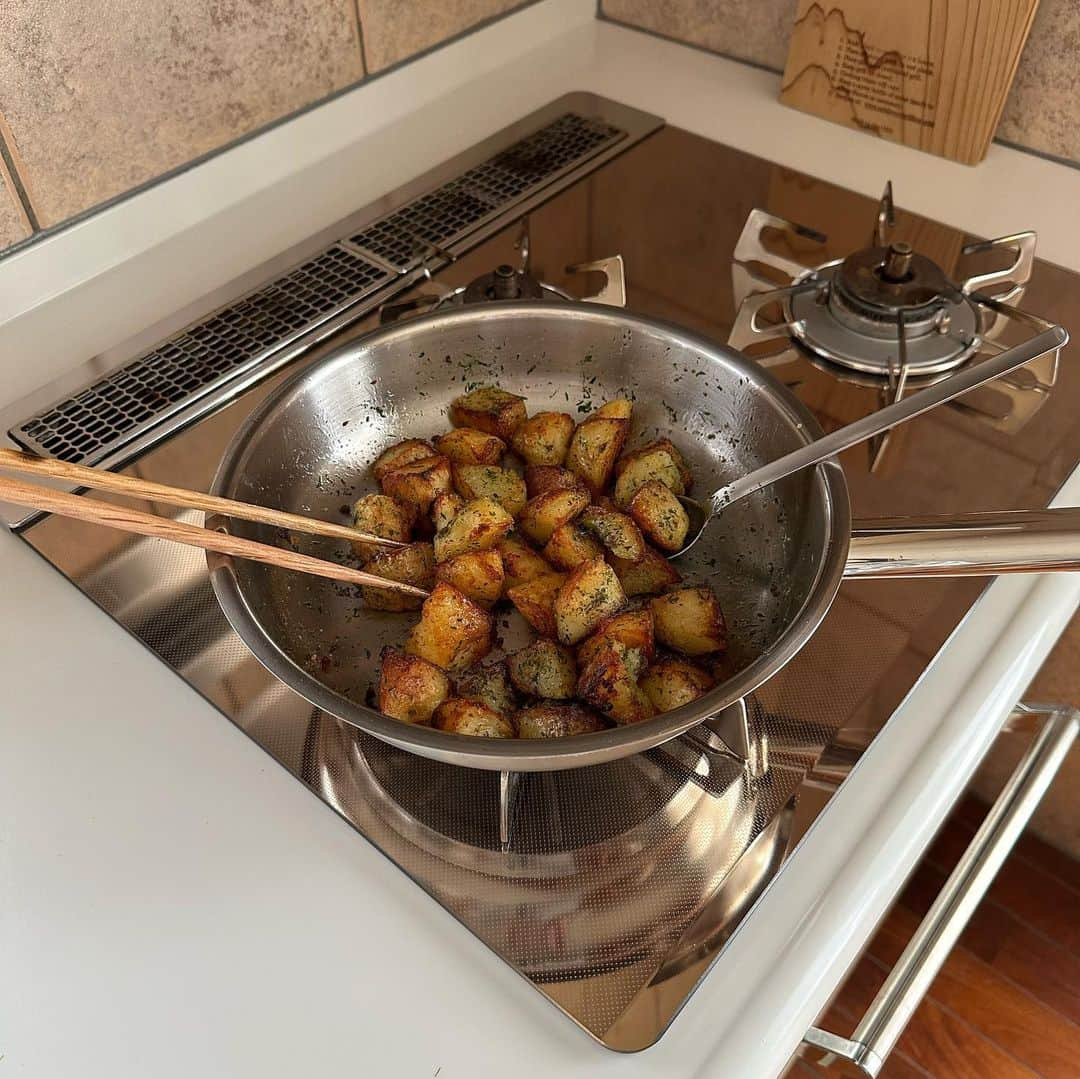 Tesshiさんのインスタグラム写真 - (TesshiInstagram)「青のりバターポテト Crispy fried potatoes with Aonori seaweed and butter #yummy #homemade #healthy #potato #aonori #withbeer #crispy #savory #おいしい #ポテト #じゃがいも #青のり #おつまみ #マカロニメイト #フーディーテーブル #手作り  じゃがいも400g(蒸すか茹でるか電子レンジ)、焼く油、バターひとかけら、青のり小1、コンソメ小1/2〜、塩で調整 400g potatoes(steam or boil or microwave), oil, 1/2~ tbsp butter, 1 tsp Aonori seaweed, 1/2~ tsp stock powder and salt… 焼くのが面倒なら粉吹き芋に絡める」4月8日 22時02分 - tmytsm