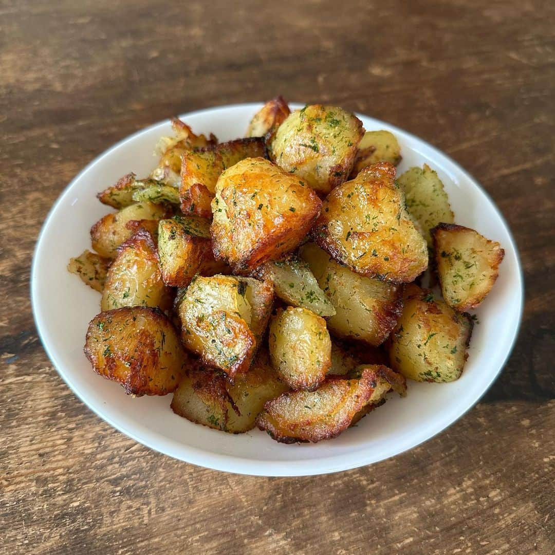 Tesshiさんのインスタグラム写真 - (TesshiInstagram)「青のりバターポテト Crispy fried potatoes with Aonori seaweed and butter #yummy #homemade #healthy #potato #aonori #withbeer #crispy #savory #おいしい #ポテト #じゃがいも #青のり #おつまみ #マカロニメイト #フーディーテーブル #手作り  じゃがいも400g(蒸すか茹でるか電子レンジ)、焼く油、バターひとかけら、青のり小1、コンソメ小1/2〜、塩で調整 400g potatoes(steam or boil or microwave), oil, 1/2~ tbsp butter, 1 tsp Aonori seaweed, 1/2~ tsp stock powder and salt… 焼くのが面倒なら粉吹き芋に絡める」4月8日 22時02分 - tmytsm