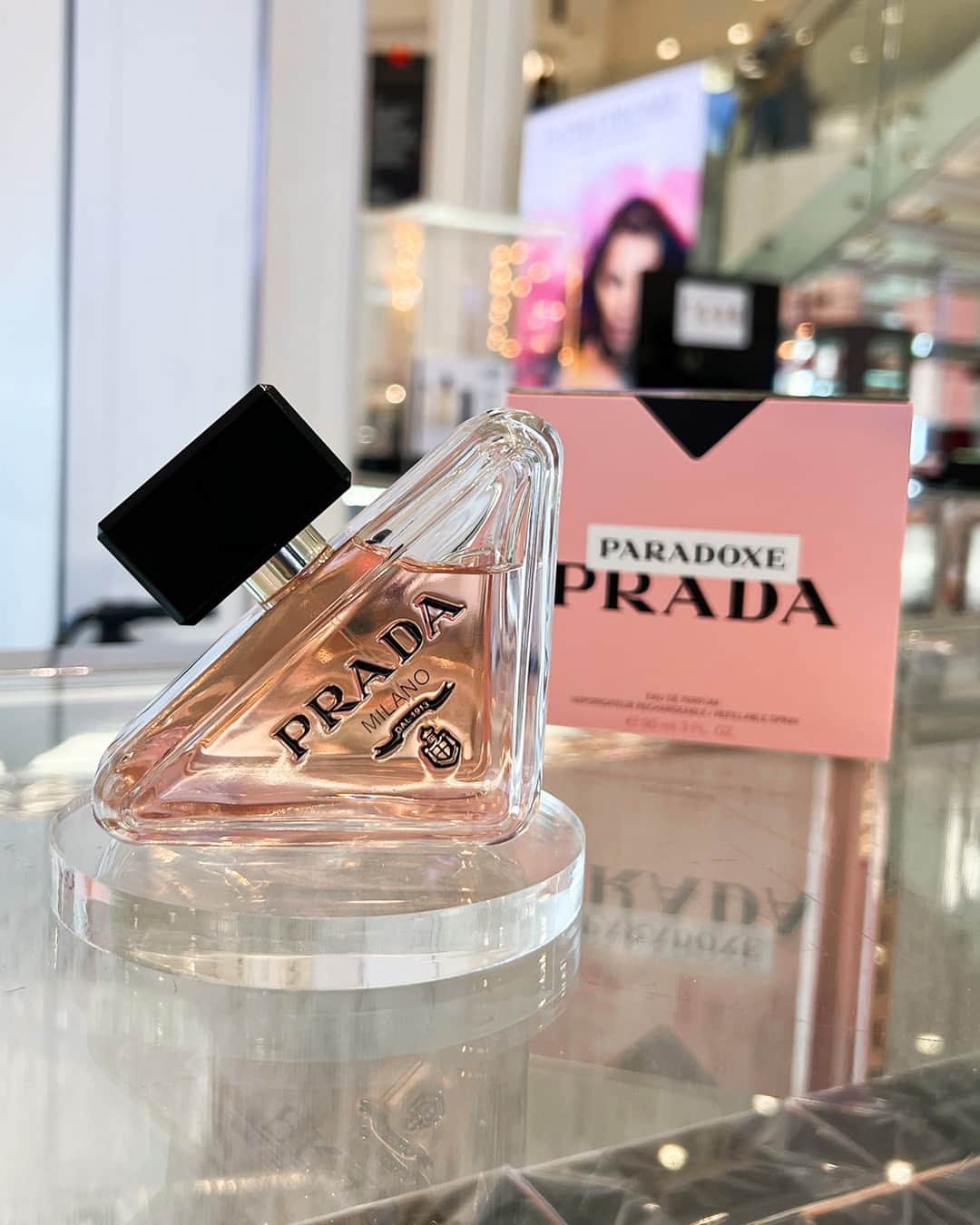 Macy'sさんのインスタグラム写真 - (Macy'sInstagram)「Spritz something new and floral for the season with our best-selling fragrances. Plus, with Buy Online, Pick Up in Store and Same Day Delivery, discovering your scent personality is fast and easy. #Fragrance #Valentino #Prada #Gucci #MarcJacobs」4月8日 22時00分 - macys