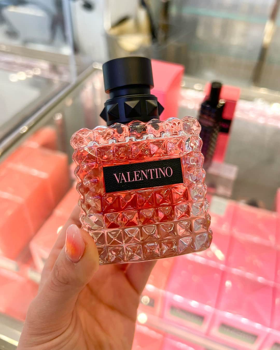 Macy'sのインスタグラム：「Spritz something new and floral for the season with our best-selling fragrances. Plus, with Buy Online, Pick Up in Store and Same Day Delivery, discovering your scent personality is fast and easy. #Fragrance #Valentino #Prada #Gucci #MarcJacobs」