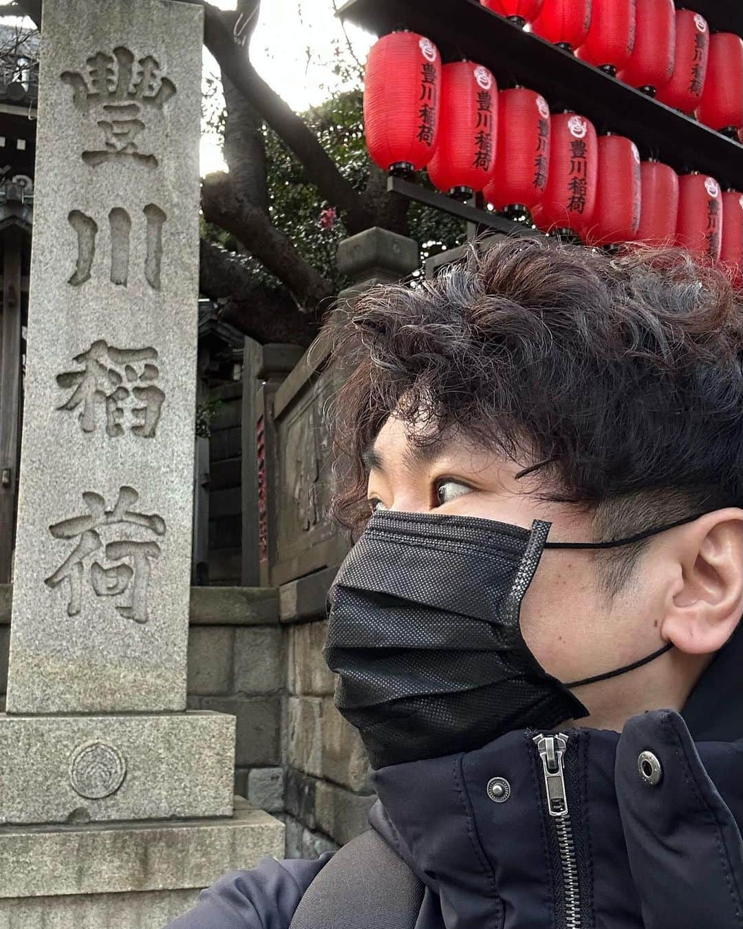 乙杉和平のインスタグラム：「乙杉和平、東京のパワースポット【豊川稲荷（東京別院）】へ行くの巻📖  皆さん、こんばんは！ またまた行って来ました、パワースポット！  「豊川稲荷（東京別院）」は金運や商売繁盛、子宝、災難避けなどのご利益があります。なかには縁切りを願うこともできる境内もあり、様々な願いごとができます。  ちょっと変わっているのが「融通稲荷」 境内に置かれている「融通金」と書かれた黄色の袋は、参拝者全員が無料で持ち帰ることができるお守り。それを財布の中に入れておくとお金に困ることがなく、開運招福や金銀財宝の融通が叶えられるとされています。  ありがたく、お借りします🙇🏻‍♂️  融通金は、一時的に融通としてお借りしているものです。1年後に礼金を付けてお堂に奉納するそうです。 忘れないようにしましょう。  そしてこちらはSnow Manのデビューシングル"D.D.”のヒットを祈願しに、メンバーが訪れた場所としても有名です！  Snow Manのみなさんも引いた「男みくじ」「女みくじ」なるおみくじがあり、私も引いてきました！ おみくじの中に、漢字一文字をかたどったお守りが入っているので何だかワクワクします！  結果は中吉！  漢字は【快】！！  何かかっこいい！！！  気分快晴！パワーをいただいた気がします！ ありがとうございました！  #俳優 #乙杉和平 #モデル #クリエイター #道産子  #aikoジャンキー #風民  #役者 #actor  #model  #演员  #배우#fashion #style #instafashion #mensfashion #fashion #instafashion #mensfashion #photography  #東京 #パワースポット#東京パワースポット #パワースポット神社仏閣 #神社仏閣  #豊川稲荷 #SnowMan神社#SnowMan #すのちゅーぶ #豊川稲荷東京別院 #すのちゅーぶロケ地巡り #男みくじ #赤坂」