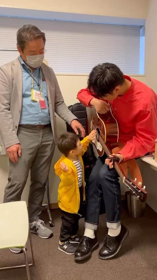のインスタグラム：「洲崎と洲崎と洲崎🎸  #前まで指ではじくだけやったのに #最近弦全体を弾くようになってきとる #しゃーないな #将来このギターゆずったろ #その代わりもっとええの買うてもらうで」