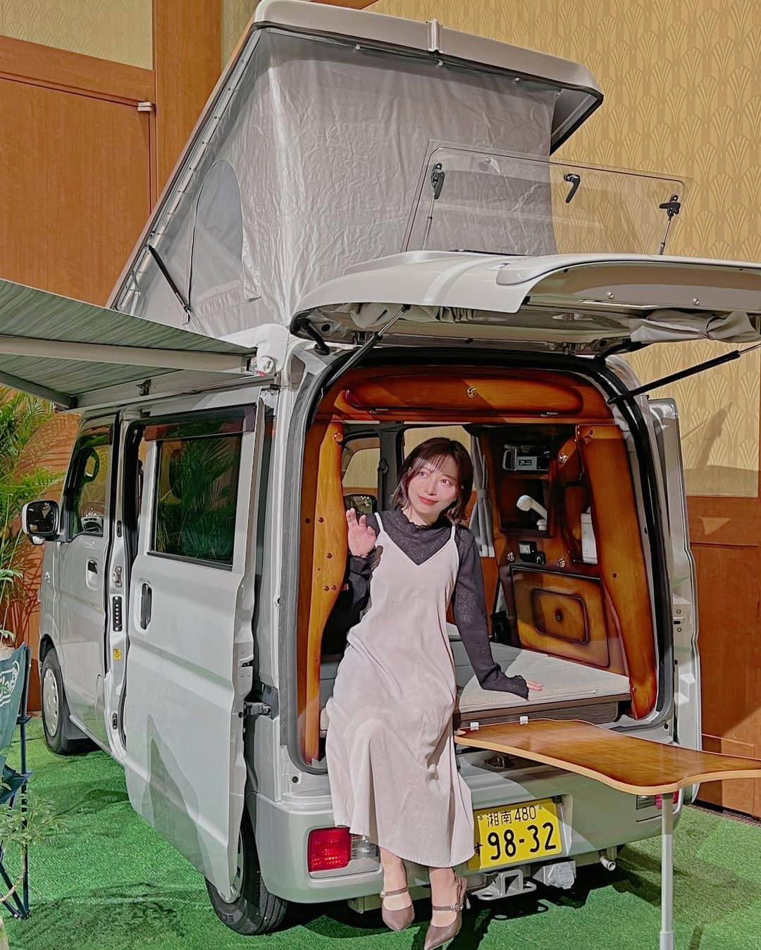 和希詩織のインスタグラム：「🚐🏕車中泊旅すごーい✨ 旅したい〜〜〜🏔 . . .  番組で使われてる車だよ🚐 今回「走る別荘!車中泊の旅」記者発表に参加してきたよ🙋‍♀️ . . . 番組では馬場さんが作るお手軽料理が楽しめるんだけどなんと馬場さんが車中泊中に食べたい作りたいと思った料理を作っていて、何を作るのかワクワクするよね✨ . . . 会場では馬場さんが車中泊旅中に作った料理を試食させてもらったよ！ 🥑アボカド➕明太子のサルサが オシャレで意外な組み合わせながらめちゃくちゃ美味しかった😋👏 . . . 馬場さんの料理の手際がよくてさすがだなぁと✨ 車中泊旅したくなるー🚐 車の改造具合とかチェックしたくなるよね⚒✨ 場所にとらわれないって楽しそうだし簡単な料理だからシンプルに参考になるよね🍳 . . . 「走る別荘!車中泊の旅」4/14(金)BS-TBSにてよる9時スタートするよ📺 TVerでも配信されるから見逃し配信でも見れるよ☺️ . . . . .  #PR #車中泊の旅 #ロバート馬場ちゃんレシピ #ロバート馬場 #馬場裕之 #車中泊 #車中泊旅 #車中泊飯 #車中泊ごはん#バンライフ #お出かけ日和 #アウトドア料理」