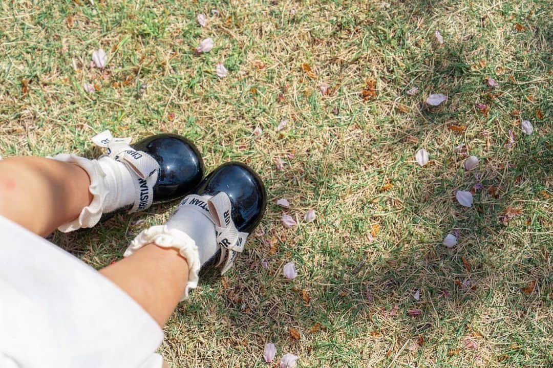 yuiのインスタグラム：「. １歳半になり足のサイズは12cmになりました🫶 まだまだ可愛いサイズ感❤️ . ケチって最近13.5の靴を買った事は内緒にしておきます😇 . #ゆいのママライフ #桜フォト」