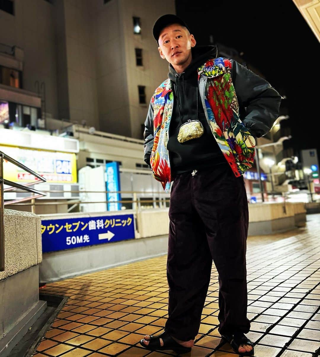 市川刺身さんのインスタグラム写真 - (市川刺身Instagram)「今日の服装。 1日くたばってた。 とりあえず家出て外の空気吸う。  ストップ水風呂の黒パーカーにMACOBERのパンツ肌触り良いやつ。 くたばってても色をくれるMITSUBISHI OILのジャケット。 無駄づくりの黒帽子に便所サンダル金のがま口首から下げて。  1日くたばってて頭痛いから最後の手段でなごみの湯行った。 湯船浸かってサウナ入って水風呂キメてスッキリしてきた。 もうこれで寝てダメなら終わり。 渡り廊下みたいな所に携帯置いて撮りました。 渡り廊下ありがとう。 #今日着た服 #ファッション #古着 #手抜き #そこらへんにあったの着ただけ #体調悪い #勘弁して」4月8日 22時04分 - soitsudoitsu