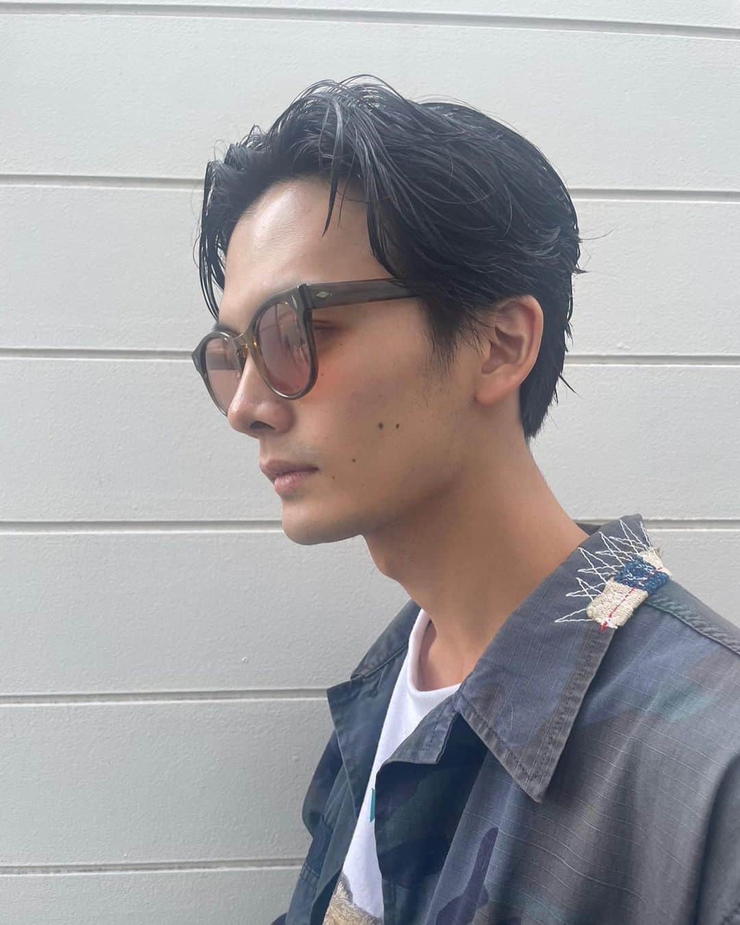長坂 睦生のインスタグラム：「隆司にカットしてもらいました✂︎ 1枚目:🇺🇸風 2枚目:🇰🇷風 な感じです〜〜〜」