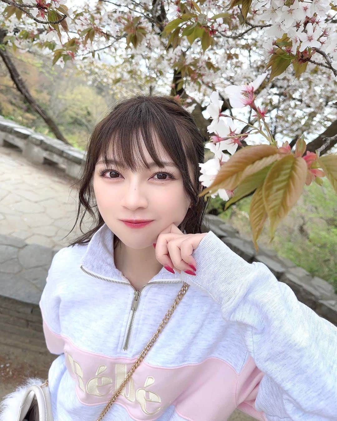 廣川奈々聖のインスタグラム：「⁡ ⁡ この間おでかけしたよ～ ⁡ そろそろ桜も見納めかなあ🌸 ⁡ ⁡ 葉っぱ多くなってきたけど これはこれでいいね♡🐰☁️️🪄 ⁡ ⁡ ⁡ ⁡ #お花見 #お花見コーデ #noirnine #spiringmood #cherryblossoms」
