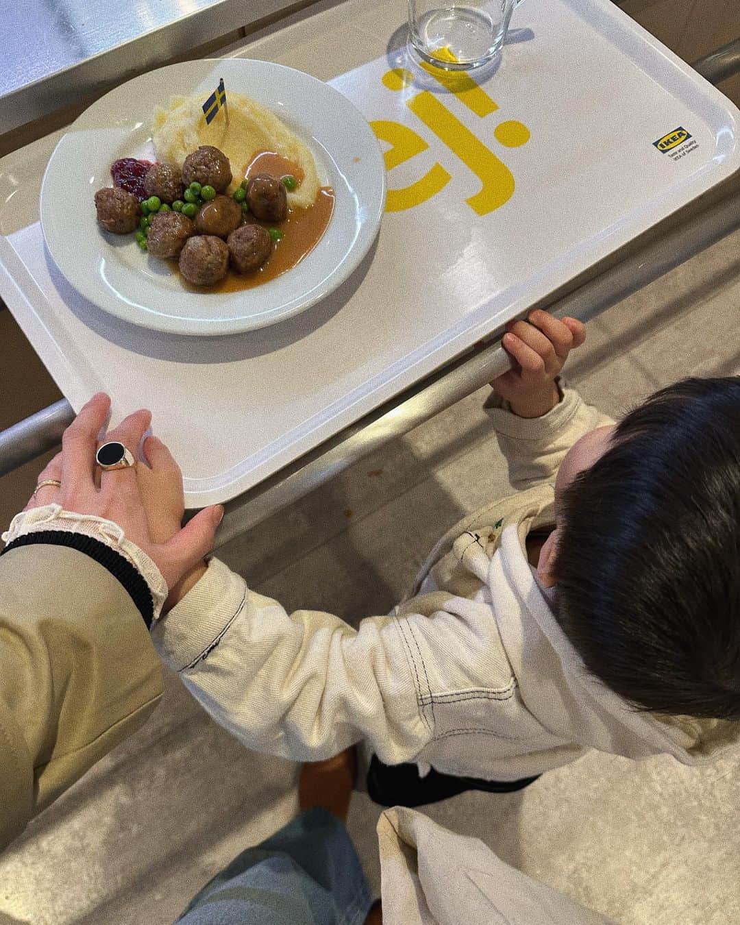 のインスタグラム：「day off💛🇸🇪🛒」
