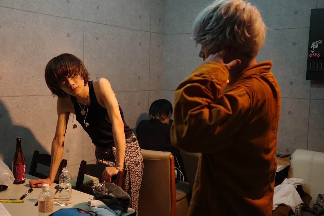 ソラのインスタグラム：「ライブ終わってすぐ反省始めるの自分の数少ない好きなところかもしれない。  語弊があるかもなんだけど、 最近前よりもギターが好きになった。 10年以上何かを続ける事ってとても難しいけど、自分の人生の中で唯一それが出来てるのが「ギター」 それに気づいた時になんだかとてつもなく愛おしくなった。  昨日よりも今日 今日よりも明日 良くしていかないと続ける意味がない。 明日また今日を越えられるように尽力しますので、よろしくどうぞ  PS. 机の上の日本酒は俺じゃないよ 俺と喋ってる人のだよ。  Photo by(@hanna_7221)  #guitar #guitarist」