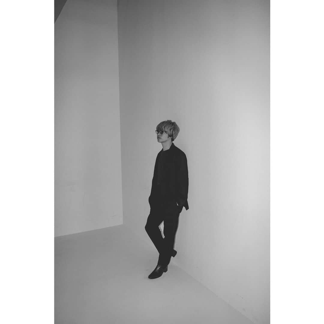 飯田瑞規のインスタグラム：「・  4／8わたくし誕生日です。 皆様沢山のお祝いメールありがとう！  普段バタバタと暮らしていますが、 とりあえずOOPARTSに全生命力をかけて２日間（前夜祭も含め）最高な日にします。  忘れられない日を作ろうね。 振り返ったらあんな楽しい日があったならまだまだやれるか、とそんな風に思えるような日にしよう。皆で。  そしてスタッフチーム、メンバーに感謝。 俺はまだまだ自分達に期待してる！  #cinemastaff」