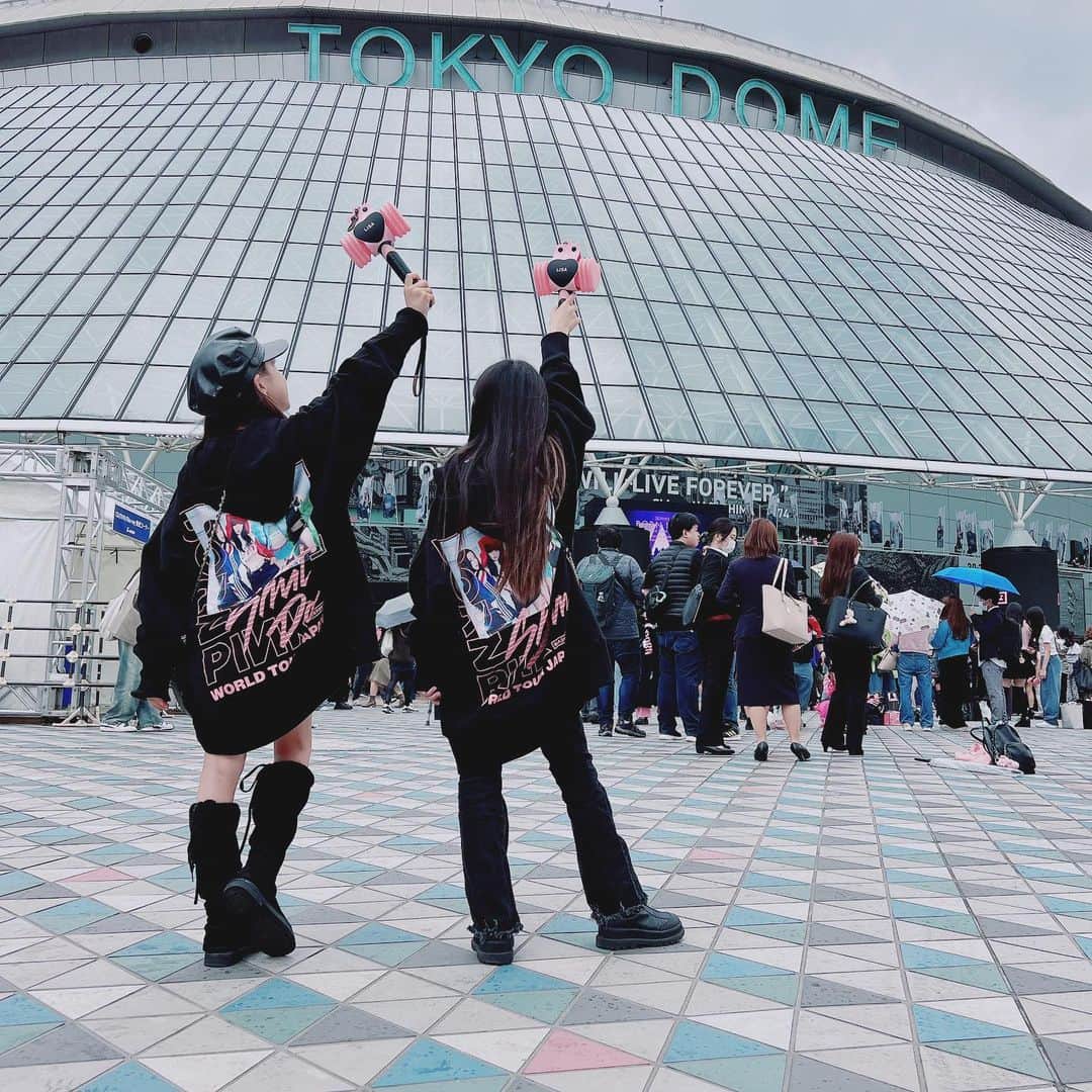 のインスタグラム：「母娘でずっとずっと心待ちにしていたブラックピンク様のライブに行ってきました✨ワタシもほぼ全曲知ってるし、何曲か踊れるし😂（どうでもいいw)盛り上がって声が枯れた😂お友達にもたくさん会えてたのしかったなぁ🖤💗#blackpink」