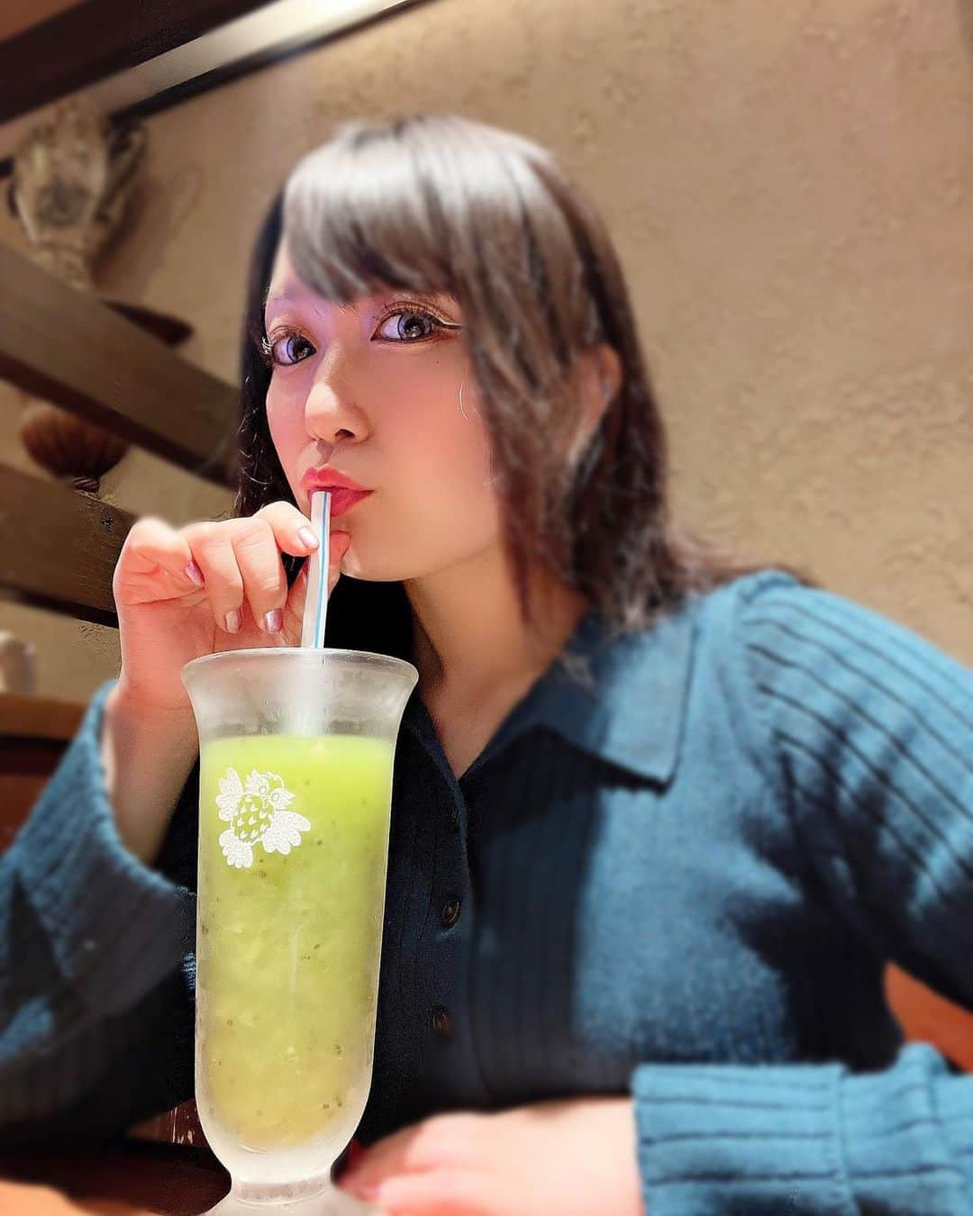 嶋梨夏さんのインスタグラム写真 - (嶋梨夏Instagram)「フレッシュジュースの美味しいお店巡りしたいなぁ🍹✨✨✨ . . . . . #被写体 #お仕事依頼受付中 #舞台 #舞台メイク #キウイ #キウイジュース #kiwi #kiwijuice #びっくりドンキー #アラサー女子 #平成元年生まれ #150cm #ファインダー越しの私の世界 #ポートレート #ポートレート撮影 #女優 #actress #photooftheday #JAPAN #japanesegirl #instagood #followme #ricashima #嶋梨夏」4月8日 22時22分 - shimarica_jp