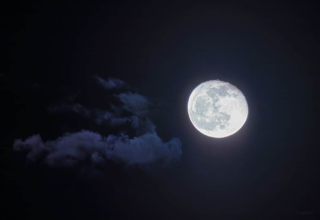 KAGAYAさんのインスタグラム写真 - (KAGAYAInstagram)「空をご覧ください。 南東に居待月が昇りました。 冷たい夜風に冴えた月光。春が少し足踏みしたような夜です。（今撮影） 今日もお疲れさまでした。  #moon」4月8日 22時28分 - kagaya11949