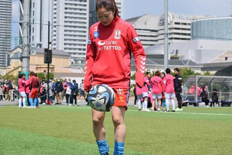 伊藤美紀のインスタグラム：「練習見学再開👏💛  久しぶりの光景でした 今まではファンクラブ会員限定でしたが、今日から一般公開再開になりました！ たくさんの方々が来てくれて嬉しい😆  練習見学の日程はINACのホームページやSNSでお知らせがあるので皆さんチェックお願いします🥰 . . #INAC神戸レオネッサ　#練習見学 #神戸レディースフットボールセンター #六甲アイランド #東灘区 #伊藤美紀　#6」