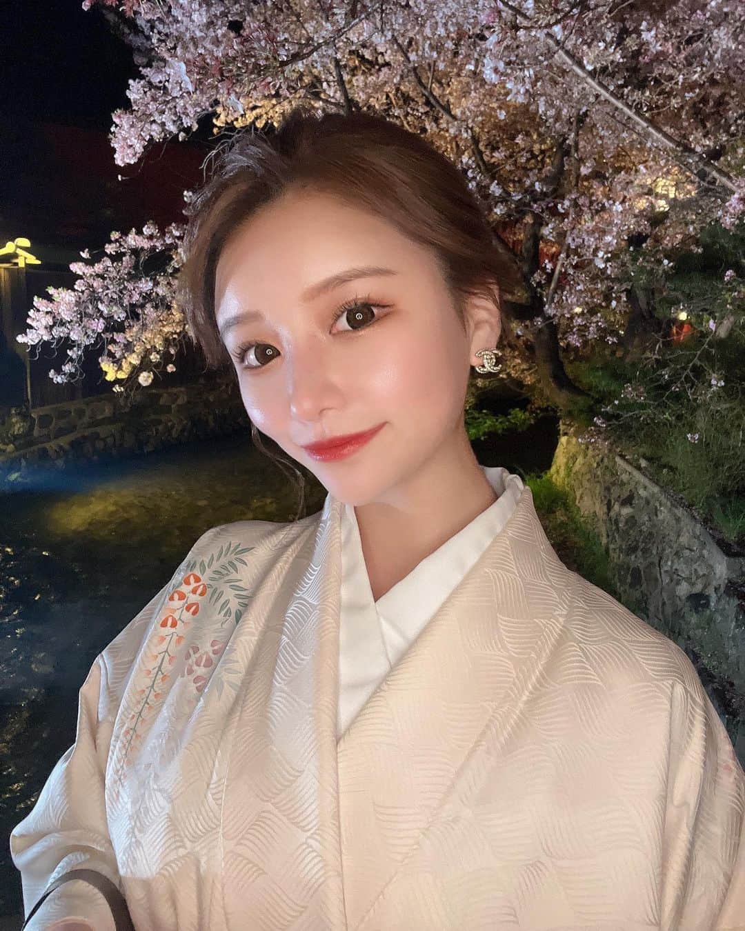 のインスタグラム：「祇園の白川✨  外国人の観光客の方たちが 沢山居た😳   #祇園 #祇園キャバクラ #キャバクラ #キャバ #京都 #Kyoto #お着物 #桜 #華小町 #カイザーグループ #カイザー」