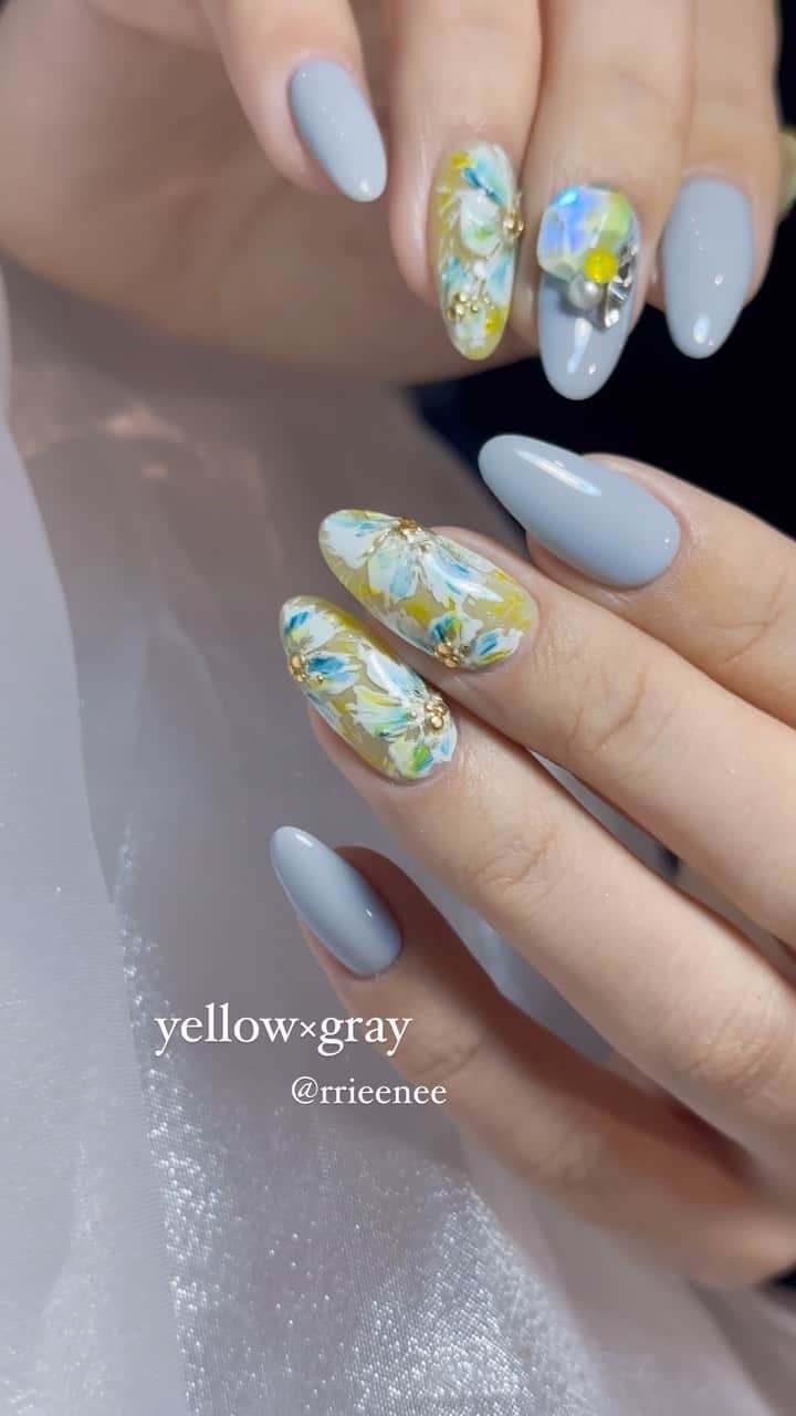 埜藤理恵のインスタグラム：「yellow×grayは最高の相性♡ 黄色って無限にあるけど ちょいくすませても春感出てかわいい💛  □ Rie Nofujiプロデュース @tree01official エプロン 好評発売中  □ Renée professional brush シリーズ ＊オーバル ＊トップフレンチ ＊スマートフラット Renée web shop 全国ネイルディーラーにて発売中 プロフィールURLより飛べます  □ 店舗詳細 ⇩ 大阪府大阪市北区堂山町1-2 R&Eビル3階 am10:00〜pm20:00 JR大阪駅から徒歩7分 阪急梅田駅から徒歩7分 御堂筋梅田駅から徒歩7分  ご予約は サロンの公式LINEより受け付けております。 @rrieenee プロフィールURLより LINE飛べます。 LINEにて行き方動画も配信しておりますので ご参考くださいませ」