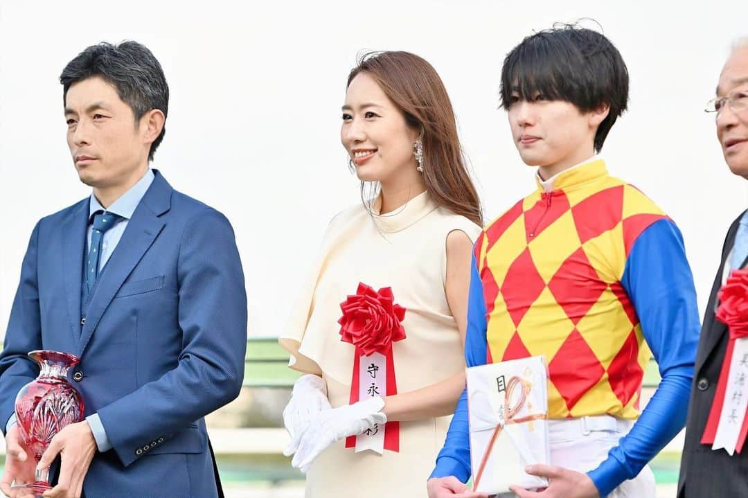 守永真彩のインスタグラム：「. . 先週の日曜日、中山競馬場‼️  「美浦ステークス」のプレゼンターを担当しました✨  美浦村の地域おこし協力隊として参加したのですが... あの景色、一生忘れないと思います。 この日のメインレースである、美浦ステークスの表彰式に出られたこと、大変光栄でした。  それにしても、、まさか自分がプレゼンターになるなんて😳 人生何が起こるか分からないですし、何がどう繋がるかも分からないですね🌸 すべての物事に感謝です。  勝ったテーオーシリウス号の関係者の皆様おめでとうございました👏🏻✨ 斎藤新騎手、見事な逃げでした😁💓  #美浦 #美浦ステークス #中山競馬場　 #プレゼンター　  photo by  小金井邦祥さん 美浦村カメラマン(3枚目)」
