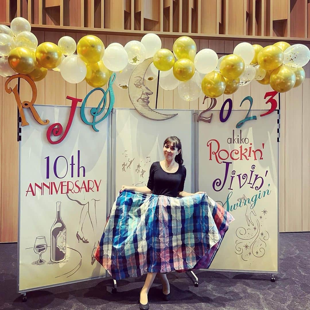 akikoのインスタグラム：「Rockin’Jivin’Swingin’ 10th Anniversary   出演者のみなさん、スタッフのみなさん、そして来てくれたみなさん、楽しいパーティーを作ってくれたすべてのみなさんに感謝🙏 ホワイエで展開してくれた、各ブースの方々、可愛いフォトブース作りに協力してくれた友人達もどうもありがとう❤️ ステージの上から見るフロアのみんなが踊ってる光景は、まるで1950’sのプロムのようでとっても可愛かったです😍  Rockin’ Jivin’ Swingin’ はこれからもannual なイベントとして続けていきます。今回はロッキンな選曲でしたが、昨年のようなジャマイカはじめ中南米のルーツミュージックや、そして時代感も少し広げてできたらいいなと思っています。  Thank you all for joining us💋💋💋  #rjs2023」