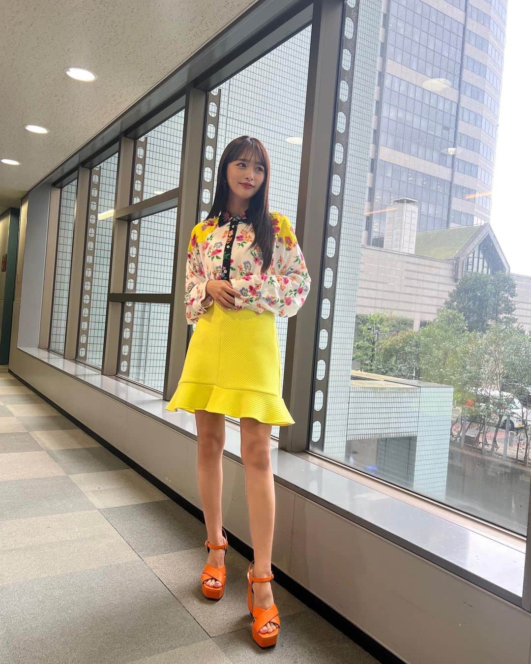 近藤千尋のインスタグラム：「衣装は派手派手の黄色！オレンジ！笑 ラヴィットは、EXITさんとか 派手な方々と並ぶから どんどん派手になるぜ☺️笑❤️ チューリップ🌷みたいなスカート🫶🏻 2枚目、眠そうな顔ですが全然眠くないです❤️笑  私服は、この後ディナーだったので いつもより大人綺麗目なお洋服に💗 @ysl   金曜日はなんだかいつもハードなので フラペチーノ投入しました。笑✌️🤍  tops,skirt @msgm pierce @ari._j shoes @sergiorossi  #近藤千尋衣装」